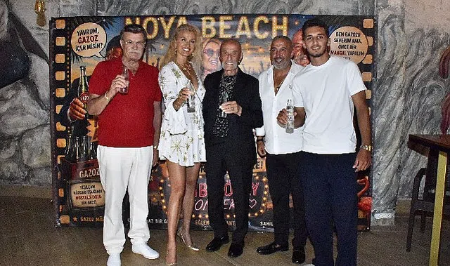 Noya Beach'te coşkulu Yeşilçam Gecesiİ: Nuri Alço'nun elinden gazoz içme yarışına girdiler!