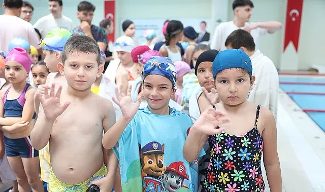 Osmangazi’de Geleceğin Yüzücüleri Sertifikalarını Aldı