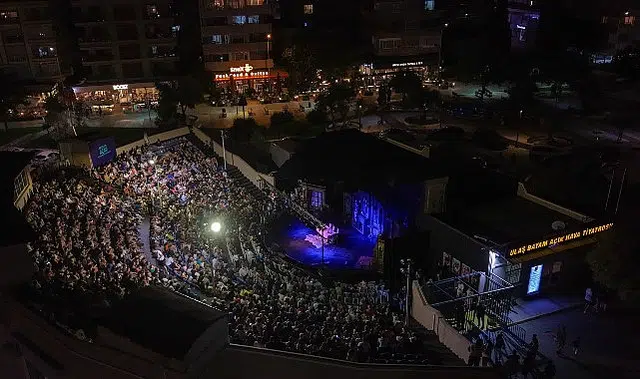 Şafak Sezer’in Yeni Oyunu “Karanlıkta Kumpas” Aliağa’da Perde Açtı