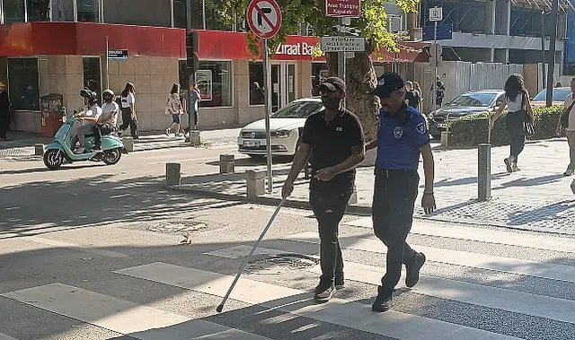 Görme engelli vatandaşa zabıtadan destek eli