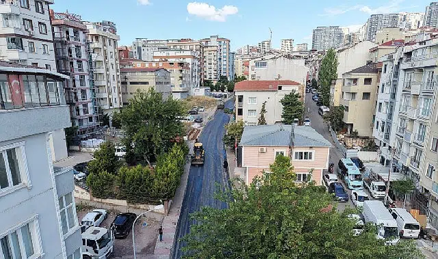 Maltepe'de yol yenileme çalışmaları devam ediyor