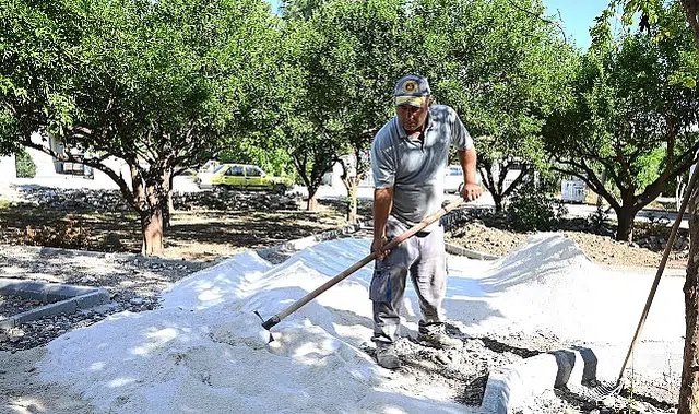 Kemer Belediyesi Park ve Bahçeler Müdürlüğü ekipleri, Çamyuva Mahallesi’nde yeni park yapımına başladı