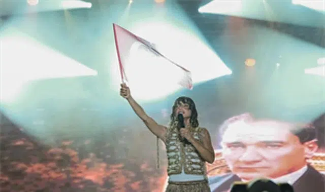 İEF’de müzik ve mizah bir arada
