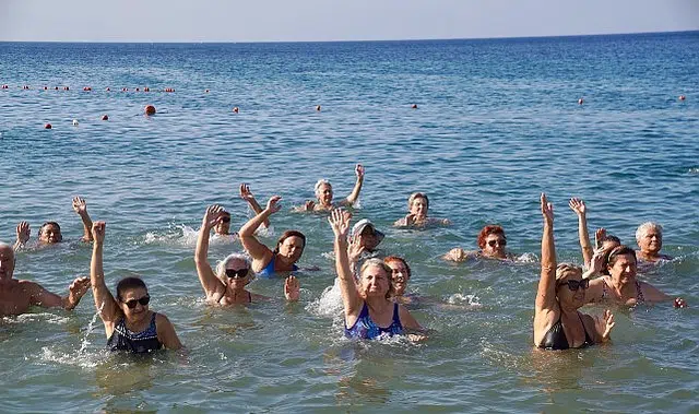 Dünya Barış Gününe denizde pilates ile başladılar
