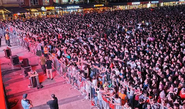Başkan Çerçioğlu On Binlerce Aydınlıyı Atatürk Kent Meydanı’nda Kurtuluş Coşkusunda Buluşturdu