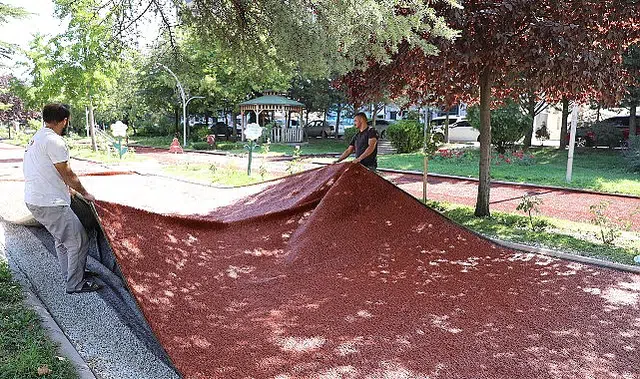 Keçiören’in Parklarında Yürüyüş Yolları Yenileniyor