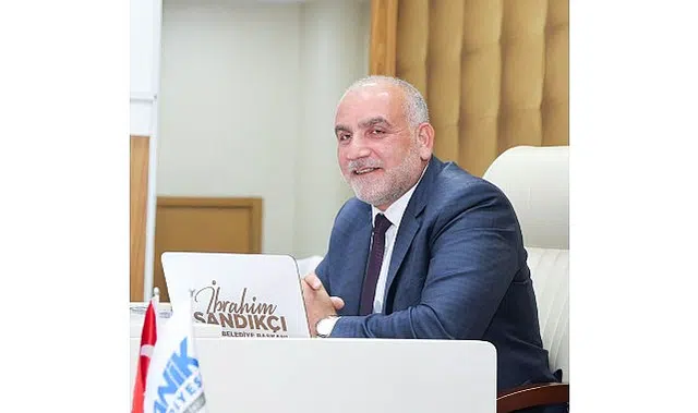 Başkan Sandıkçı: "Üniversiteyi kazanan tüm öğrencilerimize burs desteği sağlıyoruz"