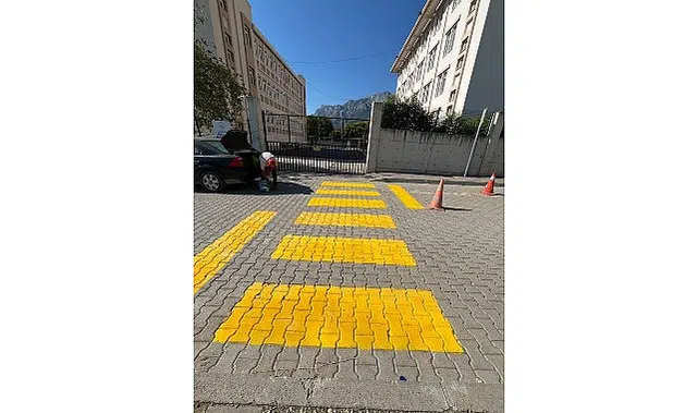 Kemer’de okul önlerindeki yaya geçitleri boyanıyor