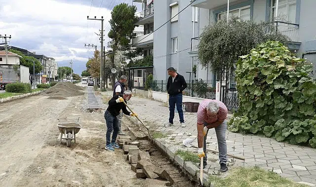 Burhaniye’de Fen İşleri Ekipleri Sahada Çalışmalarını Sürdürüyor