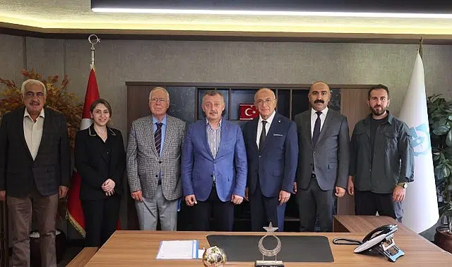 Cem Vakfı, teşekkür için Başkan Büyükakın’a geldi