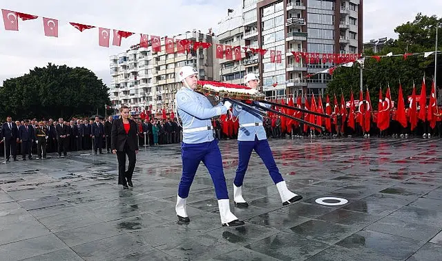 Cumhuriyet Bayramı kutlamaları çelenk sunma töreniyle başladı