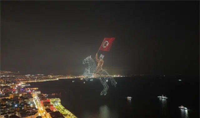 İzmir’de Cumhuriyet coşkusu gökyüzüne taştı