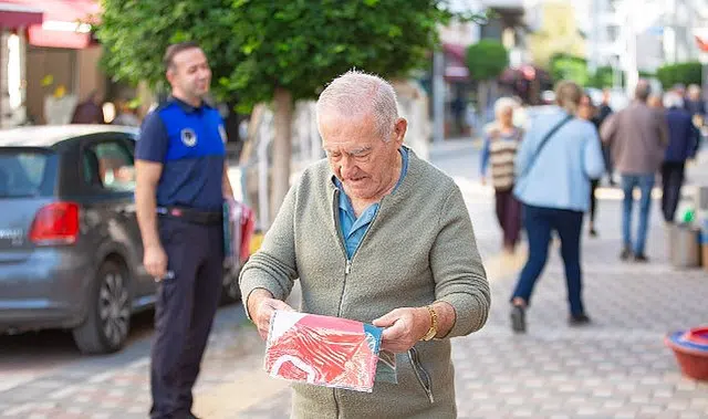 Narlıdere Belediyesinden Cumhuriyet Bayramı Öncesinde Esnafa Bayrak Dağıtımı