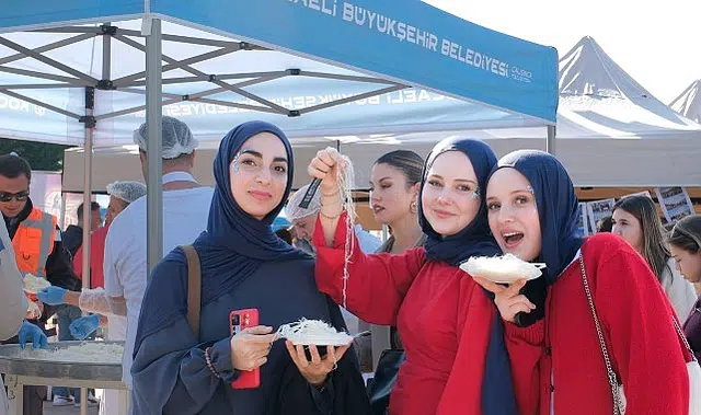 KOÜ’lü gençler Büyükşehir’le enerji depoluyor; ‘Gelin Tanış Olalım’da eğlence başladı