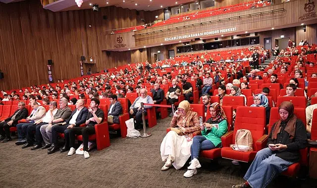 Afyoncu’dan Kocaeli Kitap Fuarı’nda tarih dersi;  “Geçmiş, geleceği inşa etmek için okunmalı”