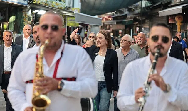 Kemeraltı Festivali esnafın yüzünü güldürdü