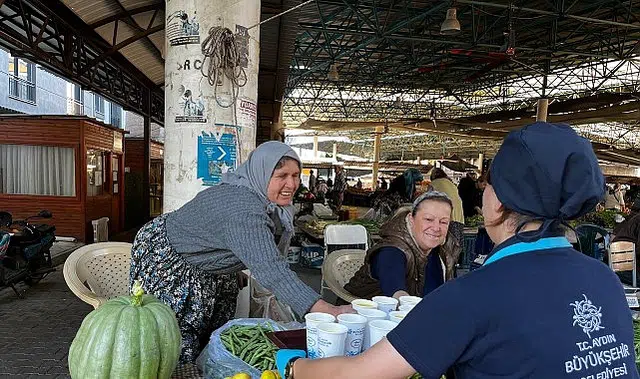 Başkan Çerçioğlu’nun İçleri Isıtan İkramı Bu Yıl da Vatandaşlar ve Pazarcı Esnaflarıyla Buluşuyor