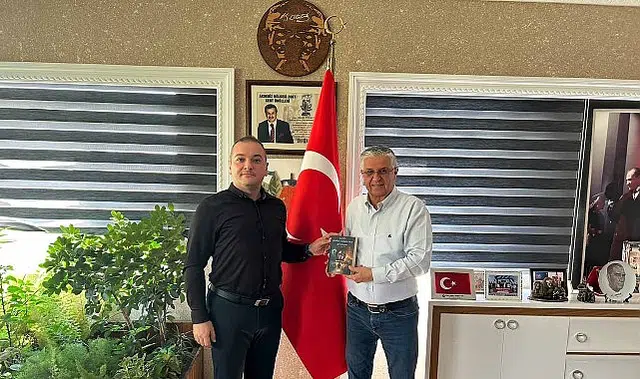 Balıca, yeni kitabını Başkan Topaloğlu’na takdim etti