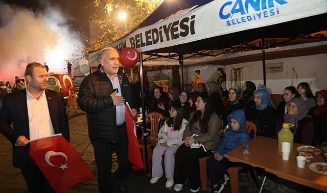 Canik'te Cumhuriyet Coşkusu Fener Alayıyla Taçlandı